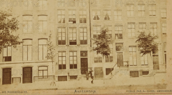 View of a row of houses on the Keizersgracht in Amsterdam, Canal, this Keizersgracht, Amsterdam, photograph, cabinet photograph, collector's mark: 'VOSMAER', publisher: Andries Jager, 1860 - 1890, Andries Jager, photographer, publisher, paper, pasteboard, albumen print, height 100 mm x width 135 mm, height 108 mm x width 168 mm, the usual house or row of houses, street, Keizersgracht, A sepia-toned photograph of a row of narrow multi-story brick buildings with tall rectangular windows and decorative doorways, some windows showing curtains and some open, small trees planted along the sidewalk in front of the buildings, stone steps leading up to several entrances with railings, faint shadows and weathering on the building facades, and a blurred figure standing near the steps.