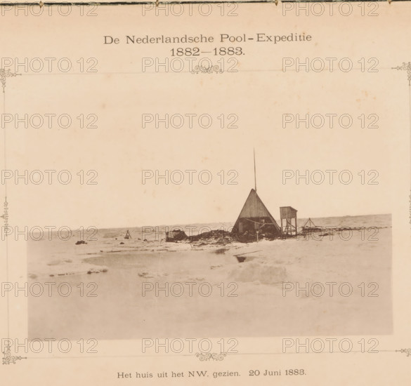 View of a house on the Kara Sea, The house from the NW. seen. June 20, 1883., page, photomechanical print, inscription: 'The Dutch Polar Expedition 1882-1883', photographer: H. Ekama, Karskoye More, cliché maker: E. Diener, Glauchau, c. 1881 - in or before 1886, Saxony, paper, collotype, photoprint, height 131 mm x width 206 mm, landscapes in polar regions, icefield, A mostly empty pale sheet with a faint decorative border contains a small sepia photograph near the top center showing a flat icy landscape with a triangular tent-like structure topped by a tall slender pole and an adjacent raised wooden platform on stilts, scattered debris and small items around them, and a distant horizon line; the surrounding paper shows light spots and aging marks.