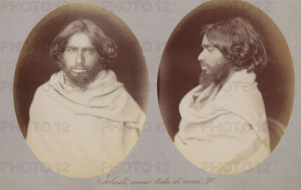 Selcodi, uomo toda di anni 20, Two portraits of Selcodi of the Toda tribe, photograph, page, photographer: Paolo Mantegazza, India, c. 1881 - in or before 1886, paper, albumen print, height 151 mm x width 241 mm, adult man (side view, profile), Two oval sepia-toned portraits side by side on a gray background depict the same bearded man wrapped in a light-colored draped cloth; the left portrait shows his face looking forward with medium-length wavy hair and a full beard, the right portrait shows his profile facing left with the same hair and beard and the draped cloth visible over his shoulders.