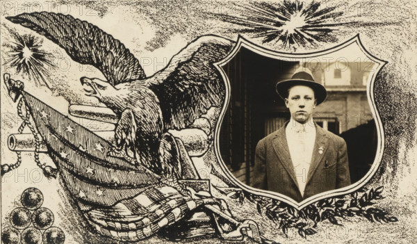 Photo portrait of a young man framed by a drawn representation of an eagle, an American flag, a cannon and cannonballs, postcard, inscription: 'ELMER JACQUES, GOV, KV., PHOTOGRAPHER', photographer: Elmer Jacques, United States of America, in or after 1907 - c. 1930, North America, paper, gelatin silver print, gelatin silver developing print, height 100 mm x width 150 mm, A sepia-toned collage shows a drawn eagle with outstretched wings and an open beak on the left, clutching a striped and starred cloth draped over stacked cylindrical shapes and surrounded by decorative foliage and round cannonball-like spheres, while on the right a framed oval portrait of a young man wearing a dark hat, a suit jacket, and a high-collared shirt is set against a background of a building facade and a doorway.