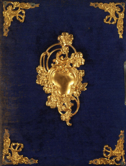 Photo album (empty), photograph album, slip-in album, Photo album with 24 pages with on each page either a passe-partout framed with gold lines for a cabinet photo, or four passe-partouts framed with gold lines for cartes-de-visite. In total, the album has space for 8 cabinet photos and 64 cartes-de-visite., collector's mark: 'DIENST, VERSPREIDE, RIJKSKOLLEKTIES, A 704', 1860 - 1900, textile materials, pasteboard, velvet (fabric weave), inorganic material, paper, plush, metal, color on edges, cardboard insert album covered with blue plush with four decorated corners and a decorated metal ornament on the front cover, metal clasp, cardboard pages with gold edges, height 259 mm x width 207 mm x thickness 50 mm x width 394 mm, A deep blue textured background with ornate gold decorative elements, including a large central gold ornate motif composed of scrolling shapes and flower forms, and matching gold corner embellishments with intricate scrollwork and floral details.