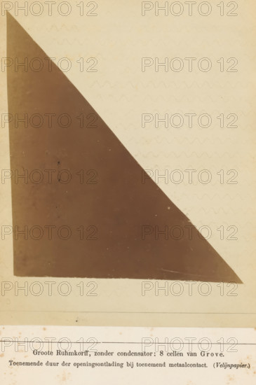 Registration of electric waves generated by a spark inductor, Groote Ruhmkorff, without capacitor, 8 cells by Grove. Increasing duration of the opening discharge with increasing metal contact. (Velin paper.), photograph, page, number: 'Pl. VI.', photographer: Willem Cornelis van Dijk, c. 1865 - in or before 1870, paper, albumen print, height 161 mm x width 128 mm, Photo on thirteenth unnumbered page after page 95., electrical phenomena, A large triangular shape fills most of the image, with one half a dark brown solid triangle set against a lighter beige background; the triangle's hypotenuse runs diagonally from the upper left toward the lower right, creating a sharp contrast between the dark and pale areas. The beige background shows subtle wavy horizontal impressions across its surface and small specks and spots of discoloration. The dark triangular area contains faint scratches and tiny marks. Along the bottom edge there is a narrow lighter strip and a lower border area with scatter...