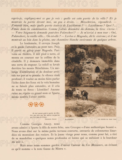 L'Eurotas, les restes du pont Turc, Travelers along the Eurotas, page, photomechanical print, number: '69.', photographer: Frédéric Boissonnas, Pelopónnesos, cliché maker: Meisenbach, Riffarth & Cie., Berlin, c. 1905 - in or before 1910, Frédéric Boissonnas, Meisenbach, photographer, cliché maker, paper, collotype, photoprint, height 155 mm x width 110 mm, Photo on page 71., river, 'en route', traveler under way, Eurotas, A printed page with narrow columns of serif text surrounding a sepia-toned photograph on the right showing a rocky riverside scene with a stone arch built into a cliff and bushes on the slopes, two men near the water handling pack animals, a stony shoreline in the foreground, decorative horizontal border near the top, and a row of small floral-like ornamental motifs centered below the upper text.