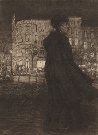 Woman walking down the street in the evening, print, printmaker: François Maréchal, 1895, paper, etching, intaglio printmaking technique, etching with plate tone, height 295 mm x width 218 mm, adult woman, city-view in general, 'veduta', street, A darkly shaded figure in profile draped in a long cloak or coat dominates the foreground, their head turned slightly and hair shown in textured strokes. Behind them, a multi-story building with many windows and ornate architectural details fills the midground, its façade drawn with fine cross-hatching. Streetlights glow and bare trees with thin branches line the street, while groups of people, horse-drawn carriages, and a few figures at the curb appear along the roadway. The scene is rendered in intricate, dense etching lines with a night or evening atmosphere and strong contrasts between the shadowed foreground and the illuminated building and street activity.