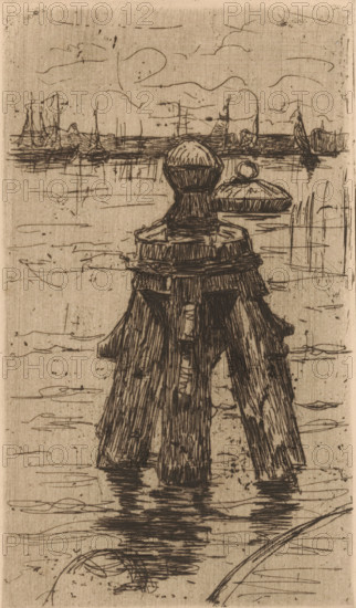 Dolby at a harbor, print, printmaker: Maurits van der Valk (signed by artist), 1867 - 1914, paper, etching, drypoint, intaglio printmaking technique, height 201 mm x width 119 mm, harbor, A sepia-toned etching shows a close-up view of a weathered wooden mooring structure rising from calm water, with thick, rough posts tied together and topped by rounded caps, their textured wood grain and vertical planks rendered in dark, sketchy lines; the structure casts a reflected, rippled silhouette on the water below. In the background a low horizon line contains loosely drawn outlines of sailboats and masts scattered across the water, and the sky above is filled with light, curving strokes suggesting wispy clouds. The overall composition is composed of fine cross-hatched marks and scratchy ink lines on a textured, aged paper surface.