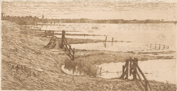 Flooded meadows near a dike, print, printmaker: Maurits van der Valk (signed by artist), 1867 - 1931, paper, etching, intaglio printmaking technique, etching with plate tone in brown, height 117 mm x width 220 mm, water meadows under water, A sepia-toned etching shows a marshy shoreline with sloping grassy banks in the foreground and midground, rendered with fine, parallel hatch marks. Wooden posts and simple framed structures extend into the shallow water at several points, some standing alone and others connected by narrow rails or ropes. Low, irregular clumps of reeds and marsh vegetation sit at the water’s edge, with reflective water surfaces between the banks. A distant, low tree line stretches across the horizon beneath a sky filled with elongated, cloud-like forms drawn with thin, undulating lines. The overall scene is composed of delicate linear textures and subtle tonal variations.