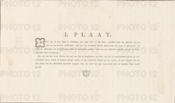 I. Plate, Explanation of a leg, arm and two hands, Description of a general graphometer, album page, text sheet, Series number, 1, 12, Text sheet with an eight-line Dutch explanation of a print depicting a leg, initially drawn only in outline using a graphometer. The text sheet is part of the book: AG Eckhardt, 1778., writer (clerical worker): Antoine George Eckhardt, publisher: Jan Hendrik Munnikhuizen (possibly), The Hague, 1777 - 1778, writer (clerical worker), paper, letterpress printing, text in letterpress, height 510 mm x width 330 mm, A wide, aged sheet with a pale cream background and scattered small brown spots across its surface, featuring a centered decorative emblem above a block of narrow lines of printed content that form a rectangular arrangement, with a stylized ornamental initial set inside a small decorative frame to the left of the lines and a small ornate flourish centered below them, all surrounded by a thin rectangular border near the edges of the sheet.