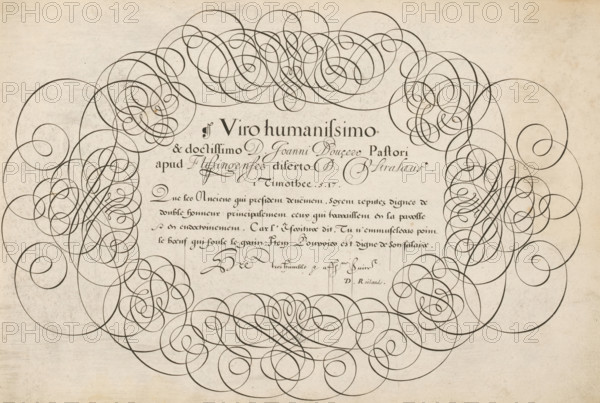 Writing sample: Que ses Anciens qui, 't Magazin oft pac-huys der loffelycker penn-const, print, album page, ornamental print, Writing sample with four lines of text in French: Que ses Anciens qui ... Above this, a text with a dedication in Latin to Jean Doucher, minister in Vlissingen: Viro humanissimo ... The text is framed by scrollwork., printmaker: Simon Frisius, after design by David Roelands, publisher: David Roelands, Flushing, dedicated to: Jean Doucher, 1616 - 1617, Simon Frisius, David Roelands, Jean Doucher, printmaker, after design by, publisher, paper, engraving, gravure, height 228 mm x width 345 mm, calligraphy, A sheet with an ornate oval frame of flowing dark ink flourishes surrounding a central area, the flourishes made of continuous looping lines that intertwine and form symmetrical swirls on both sides and along the top and bottom, set against a lightly textured, aged paper background.