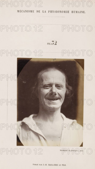 Portrait of a subject: 'un vieillard', photograph, page, Unnumbered page with photo 32 from Mécanisme de la physionomie humaine ou analyze électro-physiologique de l'expression des passions (Atlas)., photographer: Guillaume Benjamin Amand Duchenne, France, publisher: JB Baillière et Fils, Paris, c. 1860 - in or before 1862, Guillaume Benjamin Amand Duchenne, JB Baillière et Fils, photographer, publisher, paper, albumen print, albumendruk, height 120 mm x width 90 mm, experiment, test, science and technology, old man, face, morphology of facial expression, physiology and anatomy, physiognomy, nervous system, neurology, A sepia-toned portrait photograph of an older person with thin hair and visible facial wrinkles, shown from the chest upward against a dark background, wearing a light-colored open-collared shirt and smiling with teeth visible, mounted on a pale page with blank space surrounding the image.