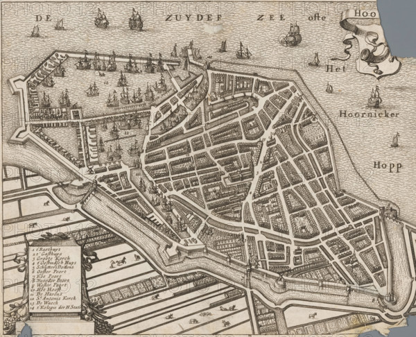 Hoorn, Map of the city of Hoorn, area plan, print, annotation: 'Short description of the city of Hoorn.', c. 1600 - c. 1699, paper, etching, engraving, height 153 mm x width 189 mm, maps of cities, An antique bird’s-eye map view rendered in fine linework showing a fortified coastal town with a network of streets and canals, densely packed rows of rectangular buildings and clustered houses, stone fortifications and bastions along the shoreline, docks and piers extending into the water, numerous sailing ships and smaller boats depicted in the harbor and open sea, patterned waves filling the water areas, open cultivated fields with long rectangular plots and small grazing animals beyond the town walls, bridges and gateways crossing the canals, and decorative cartouche elements at the map edges.