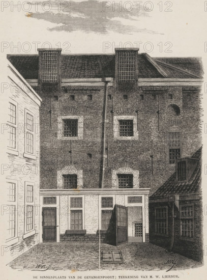 The courtyard of the Gevangenpoort, Courtyard of the Gevangenpoort in The Hague, print, book illustration, monogram, printmaker: unknown, after drawing by Martinus Wilhelmus Liernur, 1850 - 1900, paper, wood engraving, letterpress printing, wood engraving with letterpress text on verso, height 191 mm x width 140 mm, courtyard, The Hague, Gevangenpoort (The Hague), A monochrome illustration of a courtyard flanked by tall brick buildings, showing a central brick wall with small barred windows set into arched stone frames and vertical metal fixtures attached to the wall, a pitched roof with textured shingles and two raised chimney-like structures with lattice patterns, a lower front facade with rectangular windows and doors, an open gate or door revealing an interior space, a cobbled ground with a recessed hatch, adjacent lighter-colored building facades with multiple pane windows on the left, and a darker shaded building on the right, with horizontal shading in the sky above.