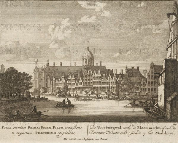 Fossa omnium Prima, Florae Forum transiens, & augustum Praetorium respiciens, De Voorburgwal, verby de Bloemmerkt (of ook de Deventer Houtmerkt) siende op het Stadhuys, Gezicht op de Voorburgwal, Viervoudig schouwspel van wonderen, Admirandorum Quadruplex Spectaculum, print, Series number, 60, 71, printmaker: Jan van Call (I), Amsterdam, publisher: Pieter Schenk (I), grantor of privilege: Staten van Holland en West-Friesland, c. 1700, paper, etching, height 131 mm x width 169 mm, Other state also used in: Call, 1700. The title page, dedication, and portrait of Frederik van Saxony were engraved by Pieter Schenk (I). The other prints in this series are, as indicated on the title page, by Jan van Call (I)., canals, waters (in city), Nieuwezijds Voorburgwal, A detailed monochrome engraving shows a riverside cityscape with rows of tall narrow buildings and a domed tower rising above the skyline, a cluster of chimneys and decorative rooflines along the waterfront, and numerous small sailing ...