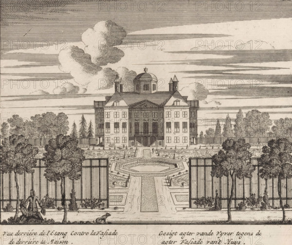 View behind the pond against the facade of the house, View of the back of Huis ten Bosch, print, View of the back and part of the gardens of Huis ten Bosch, seen from the pond., printmaker, publisher, grantor of privilege, The Hague, paper, etching, height 165 mm x width 189 mm, palace, French or architectural garden, formal garden, Paleis Huis ten Bosch, A symmetrical formal building with a central pediment and a domed cupola flanked by two small turreted structures stands behind a fenced garden; the facade shows rows of windows and a central entrance with steps, and the roof has dormer windows. In front of the building a geometric garden layout features a central pathway leading to an octagonal water basin surrounded by patterned parterres and low hedges. Tall slender trees and denser grouped trees line the fenced borders on both sides, with trellis panels and planted beds visible along the fence. In the foreground two seated human figures appear beneath trees on the left, and a smal...
