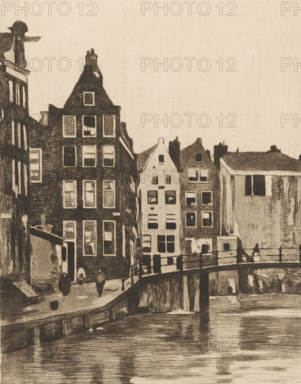 View of houses and a bridge in Amsterdam, print, printmaker: Willem Witsen, Amsterdam, c. 1915 - c. 1919, paper, etching, aquatint, intaglio printmaking technique, height 236 mm x width 186 mm, urban housing, canals, waters (in city), bridge, A row of narrow, tall buildings with steep gabled roofs stands along a canal, their facades detailed with many rectangular windows and varied rooflines; a bridge spans the canal in front of the buildings with railings and a few small figures walking on the street and standing on the bridge; reflections of the bridge supports and building shapes appear in the water below, and there is a small cart and scattered street objects near the left foreground.