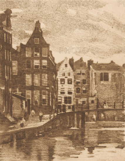 View of houses and a bridge in Amsterdam, print, printmaker: Willem Witsen, Amsterdam, c. 1915 - c. 1919, paper, etching, soft-ground etching, intaglio printmaking technique, height 236 mm x width 186 mm, urban housing, canals, waters (in city), bridge, A sepia-toned drawing of a canal scene showing narrow tall buildings with stepped gables and many windows lining the water, a curved bridge arching over the canal, reflections in the water below, a few small indistinct human figures on the street near the buildings, textured sky above, and architectural details like chimneys and window frames.