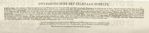 Explanation regarding the rare marriage., The complicated marriage (text sheet), text sheet, Explanatory text printed on a separate sheet accompanying a print of a man and his young wife amidst their six sons., publisher: Bernardus Kleynhens, Haarlem, 1698 - 1750, Romeyn de Hooghe, writer (clerical worker), after print by, paper, letterpress printing, book printing, height 78 mm x width 361 mm, Nijmegen, Period, 1618 - 1698, A rectangular sheet with aged paper texture and faint stains contains a centered block of printed text in a serif typeface, arranged in lines that form a wide horizontal paragraph at the top and shorter centered lines toward the bottom; the top line is set in a larger, bold style and arches slightly, while the remainder of the text is smaller and uniform with occasional italicized or slightly darker words; there are subtle creases and discoloration marks across the page and a small darker smudge near the lower left of the central area.