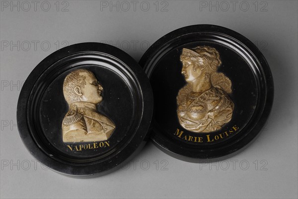 Paire de médaillons représentant l'Empereur Napoléon Ier et l'Impératrice Marie-Louise en buste de profil