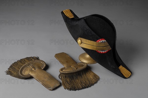 Paire d'épaulettes et bicorne d'Officier de Marine