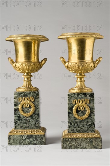 Couple of Medici vases in gilded engraved nronze, from the French Restoration