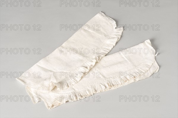 Pair of cuffs in white linen, Louis XVI period