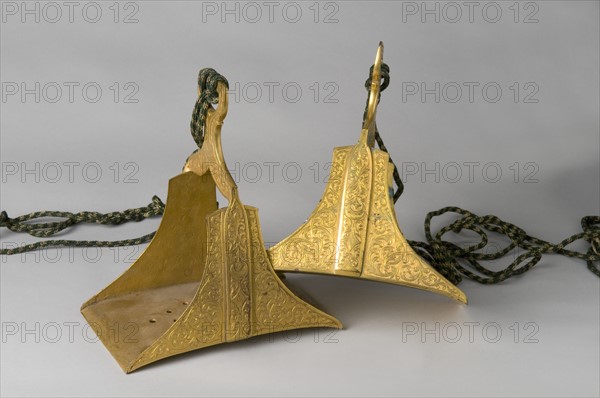 Pair of stirrups, in golden metal, North Africa, circa 1830