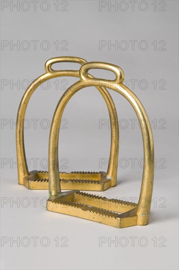 Pair of stirrups from a light cavalry officer in gilded bronze, circa 1850