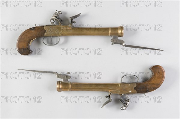 Pair of flintlock pistols from the english navy, with bayonets, 18th Century