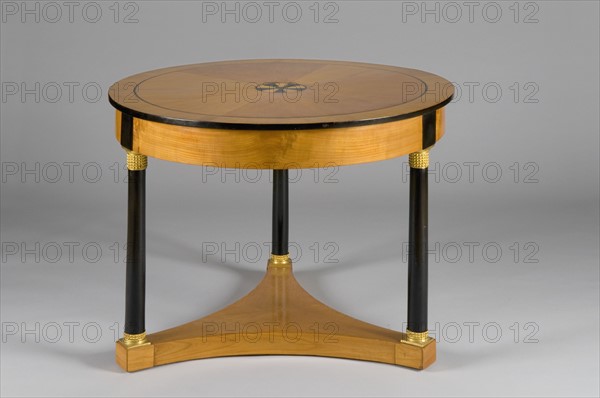 Pedestal table
Work from the Baltic
Height: 70,5 cm, diameter: 95 cm
Circa 1800-1820
Private collection