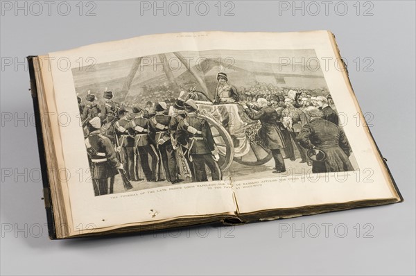 "The funeral of the late prince Louis Napoleon, The duc de Bassano affixing the cross of the Legion of Honour to the pall at Woolwich" (Les funérailles du prince défunt Louis Napoléon, Le duc de Bassano en train d'apposer le croix de la Légion d'Honneur sur le drap mortuaire à Woolwich), pages de "La vie du prince Napoléon" et "Les derniers moments du prince impérial"