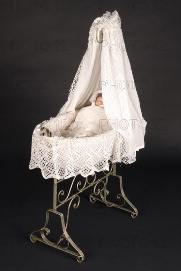 Toy : small iron cradle for dolls