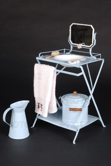 Jouet : table de toilette pliante pour poupée