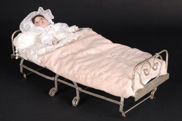 Jouet : lit de poupée en métal pliant à roulettes