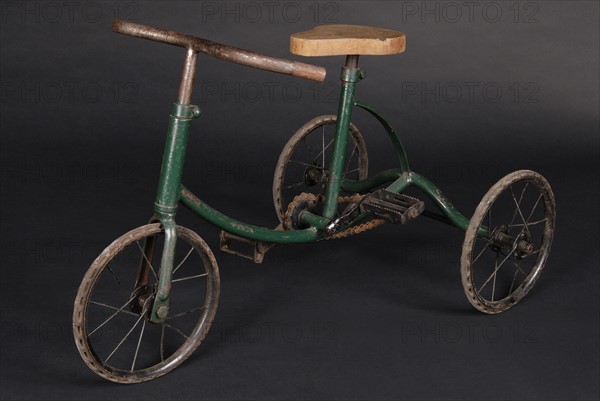 Toy : green chiildren's tricycle