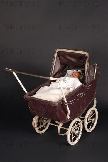 Toy : brown doll pram