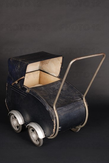 Toy : Moderna doll pram (France)