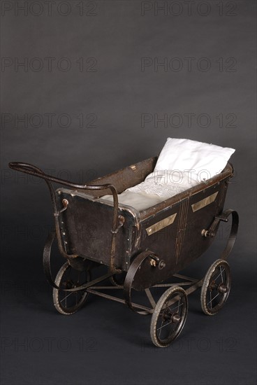 Toy : doll pram