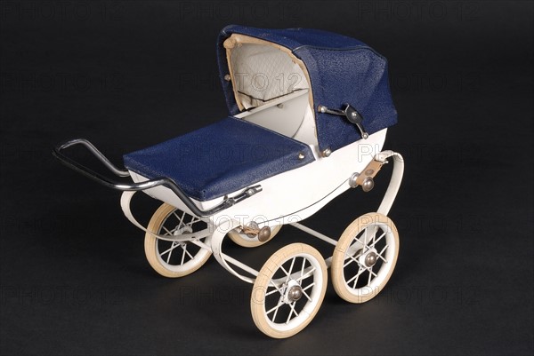 Toy : small doll pram