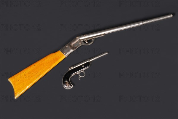 Toys : Eureka rifle and black arrow pistol