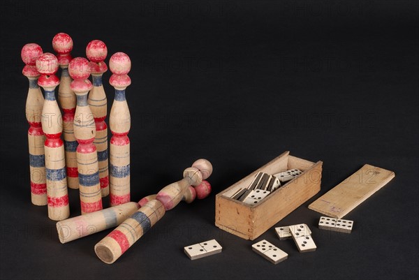 Jouets : jeu de quilles et boîte de dominos
