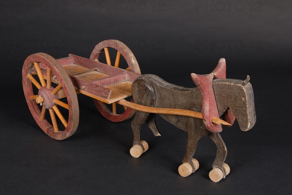 Toy :  wooden cart with horse