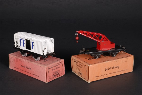 Toy : 2 wagons out of which a refrigerated "Stef" wagon and a n°1 crane-wagon