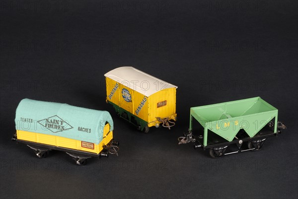 Toys : 3 wagons (a wagon, a dump truck wagon, a hopper car)