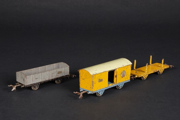 Toys : 3 wagons (one yellow covered, one yellow side panel and a grey dump truck)