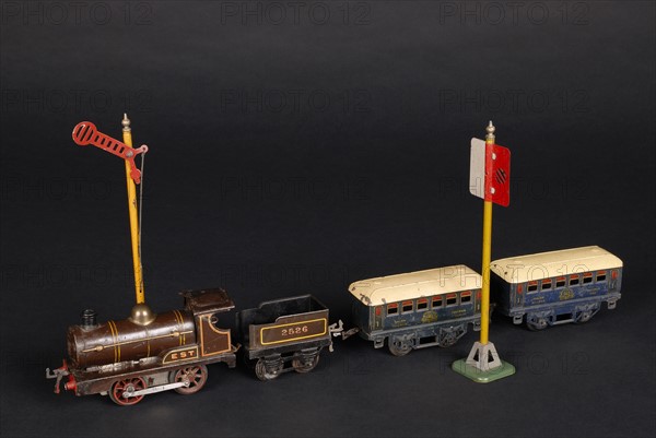 Toy : small Est clockwork steam locomotive