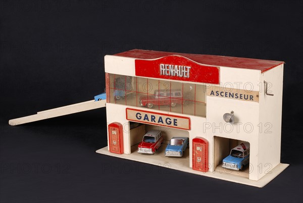 Toy : wooden garage gas station, Mobil Oil