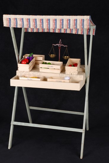 Jouet : wooden grocery stand