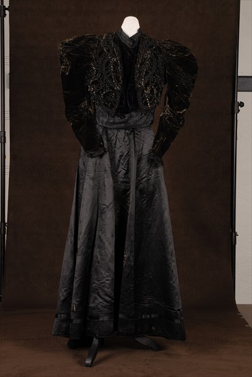 Theatrical costume : 1900 dress