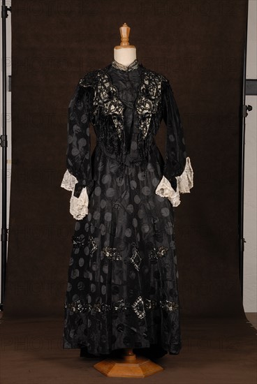 Theatrical costume : 1900 dress