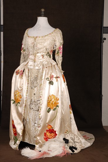Theatrical costume : courtesan dress, Louis XV style