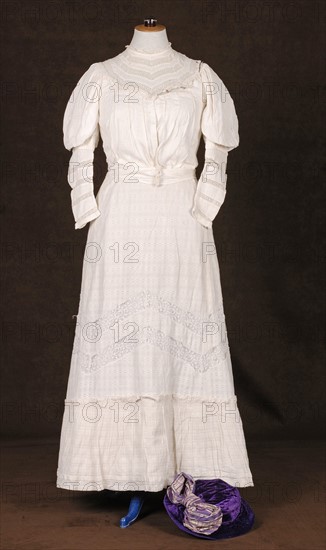 Theatrical costume : 1900 thick lace dress